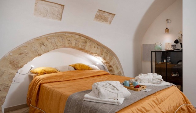 GuestHost - Charming room of about 40 square meters, ideal for two people, located on the ground floor of a historic building (there is a small step at the entrance). Furnished with taste and attention to detail, it offers a warm and suggestive atmospher