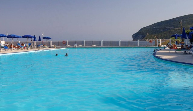 GuestHost - Comfy Flat W/Pool, Tennis Court & Private Beach!