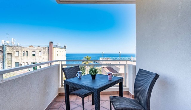 GuestHost - Comfortable 50 sqm apartment, able to comfortably accommodate up to 4 people, located on the second floor of a building with NO lift. The property is located in a quiet area of ​Aci Castello, just 12 km from Catania and a 10-minute walk