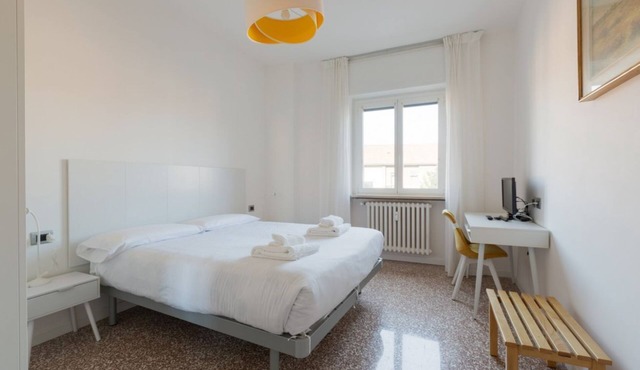 GuestHost - Comfortable 100sqm flat located on the fourth floor (with lift), equipped with kitchen, living area, two bathrooms and two bedrooms that can accommodate up to 4 people. A short walk from Lambrate and Udine stations, it is conveniently located