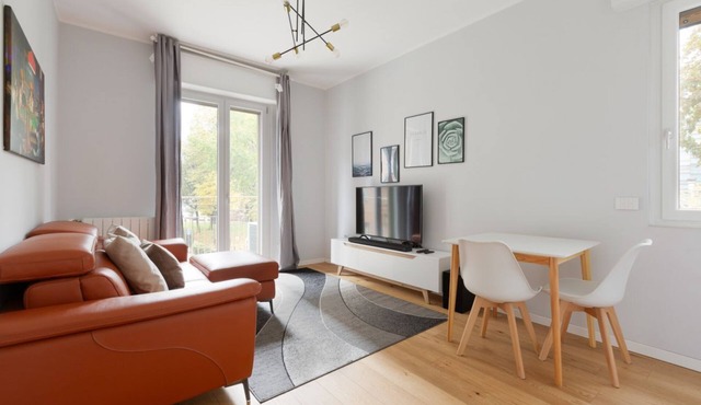 GuestHost - Comfortable 65m2 apartment that can accommodate up to 2 people on the first floor of a building with lift 300m from Cimiano's green M2 metro. A short distance away is the San Raffaele hospital and the Martesana canal which flows through the r