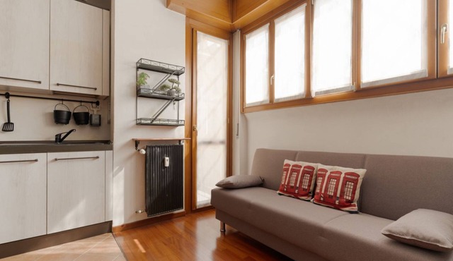GuestHost - Comfortable 60m2 apartment, ideal for 4, on the 4th floor of a building with lift (steps to reach it). Located in Fiera Milano City between Portello and CityLife, a historic exhibition area now transformed into the Allianz MiCo convention cen