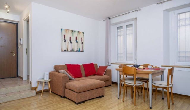 GuestHost - Comfortable 69 sqm apartment, perfect for groups or families of up to 4 guests, located on the ground floor of a historic building (a few steps to access).The apartment is located just outside the centre of Udine, a perfect alternative for th