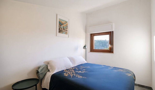 GuestHost - Comfortable 91 sqm two- floor modern flat (with internal spiral staircase), 5 min walk from the Colonna San Marco stop, which connects it to the historical centre. With two bedrooms, two bathrooms and a living room, it can accommodate 5 peopl