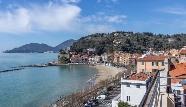 GuestHost - Comfortable apartment of approximately 64 m2, able to accommodate up to 4 people, located on the fourth floor of a building without a lift. The accommodation is located in an area full of all services and boasts a wonderful view of the San Te