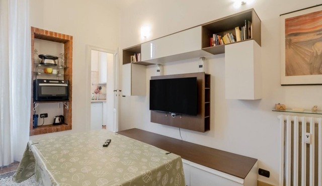GuestHost - Comfortable and welcoming apartment that can accommodate up to 4 people! The accommodation is located in an excellent strategic position, near the Brenta stop of the yellow line of the M3 metro, just 5 stops away from the Duomo!The area is