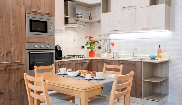 GuestHost - Comfortable apartment furnished with taste, with a suggestive architecture with high vaults, able to accommodate up to 5 people. Very convenient location: just 10 minutes on foot from Central Station, 5 from Quintino Sella station (with conne