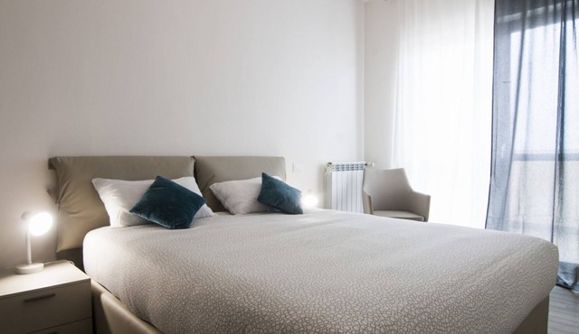 GuestHost - Comfortable apartment located on the seventh floor of a modern residence equipped with a lift.In 40 square meters of space it comfortably accommodates 2 people with a double bedroom.Located in the Fonte Laurentina district, near the ring road