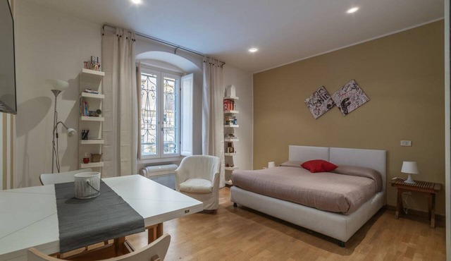 GuestHost - Comfortable apartment located on the first mezzanine floor of a period building, with a total of six floors, the lift starts from this floor, for which it is necessary to go up the stairs.In 40 m2 of space it hosts 2 people in a single open s