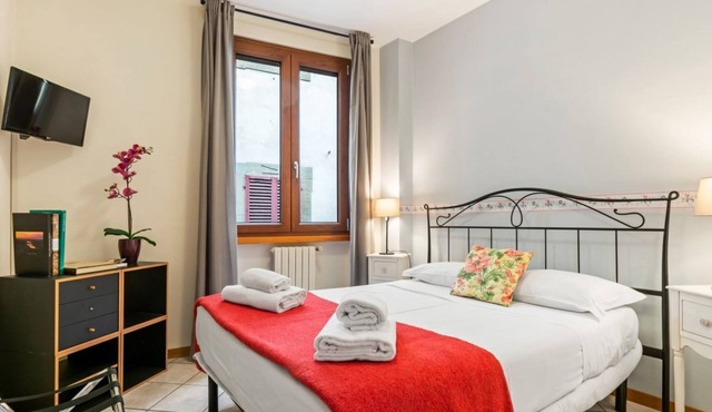 GuestHost - Comfortable and functional 55sqm apartment that can accommodate up to 4 people. Located on the second floor, with elevator (not suitable for disabled), of a characteristic Florentine building, the property is located within Sant'Ambrogio dist