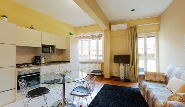 GuestHost - Comfortable and bright 50sqm apartment with balcony, able to accommodate up to 4 people. Located on the 5th floor, with elevator (not suitable for disabled people) of a building few steps away from Ponte Vecchio, the property is located withi