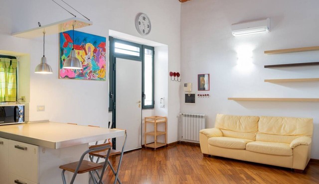 GuestHost - Comfortable 55 sqm apartment, located on the ground floor of a renovated period building, for 4 people. The accommodation is located in a residential area, equipped with all the main services and well connected to the historic centre, which c