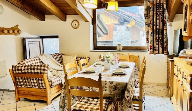 GuestHost - Comfortable and welcoming 50 sqm apartment in the heart of La Salle, accommodating up to 4 people, located on the first floor of a typical mountain house (without an elevator).The property is located in the heart of the town, within walking d