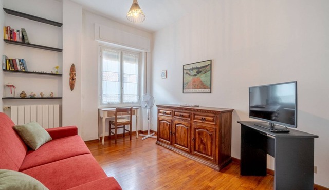 GuestHost - Comfortable apartmentof approximately 55 m2 capable of hosting up to 4 people and located on the raised ground floor of a lovely period building. The sea, the Castle and the historic center are located about 600 meters away and reachable from