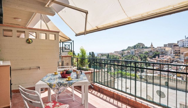 GuestHost - Comfortable 50 sqm apartment with terrace, able to accommodate up to 4 people, located on the fifth floor of a building with lift (NOT suitable for disabled people - 15 steps to access it). The property is located in a quiet area of ​Tao