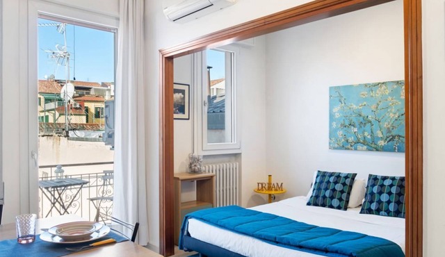 GuestHost - Comfortable studio perfect for 2 people is located just a few meters from Prato Della Valle and the Basilica of Sant’Antonio. Through the pedestrian street you can reach all the wonders of the city center. The area is full of shops, bars an