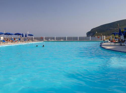 GuestHost - Comfy Flat W Pool, Tennis Court & Private Beach!