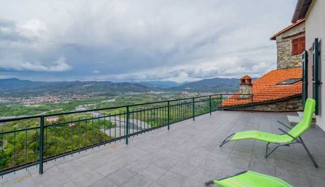 GuestHost - Comfy & Roomy Apt - View on the Ligurian Hills!