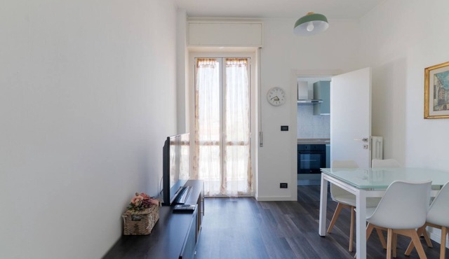 GuestHost - Comfy White Apartment