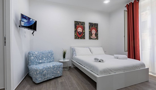 GuestHost - Cozy and modern apartment of about 40 sq m, able to accommodate up to 3 people, located on the 1st floor of a renovated building with no lift. The property is located in the center (NO ZTL - Traffic Restricted Area), just a 5-minute walk from