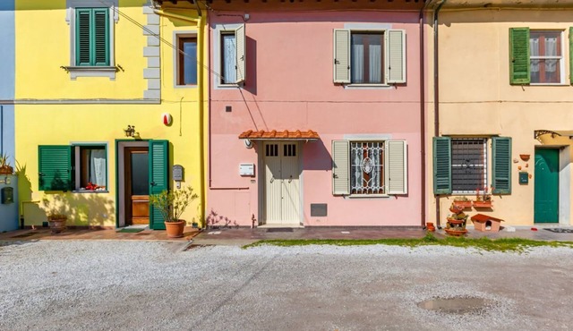 GuestHost - Cozy apartment of 80 sqm, able to accommodate up to 3 people, with independent entrance located 9 minutes on foot from Pisa-Galileo Galilei Airport and 7 minutes on foot from the Central Station.The area is well connected by public transport,
