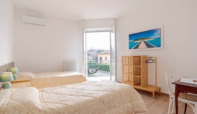 GuestHost - Cozy Apartment with Balcony! Grigna House