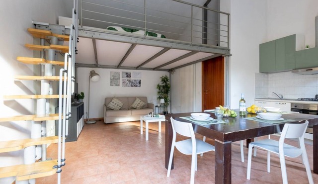 GuestHost - Cozy studio apartment of about 50 sqm with mezzanine, located on the ground floor (one step at the entrance), able to comfortably accommodate up to 4 people. The accommodation is located in a quiet neighborhood, with all the main services. Wi