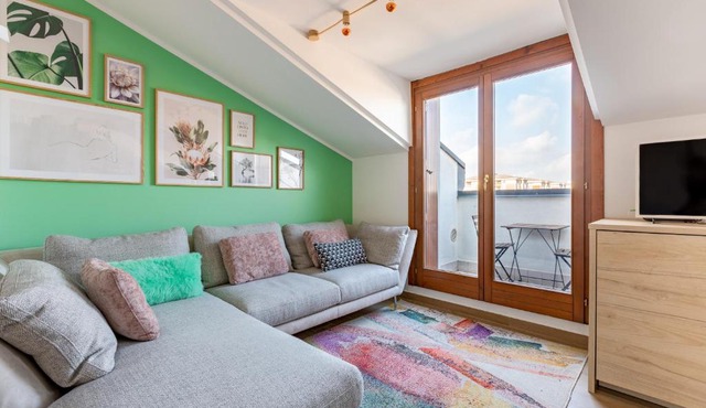 GuestHost - Cozy Studio With Parking 5 min walk from the bus stop