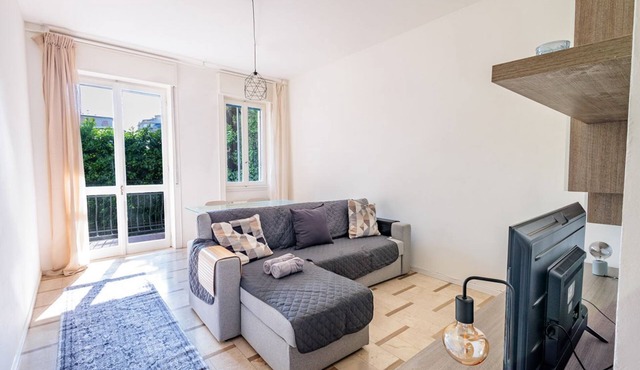 GuestHost - Elegant 70 sqm apartment in Bergamo, for 4 guests, located on an elevated ground floor (with steps for access). Featuring a spacious terrace, the accommodation offers comfort and style. Situated in the lively Borgo Santa Caterina neighborhood
