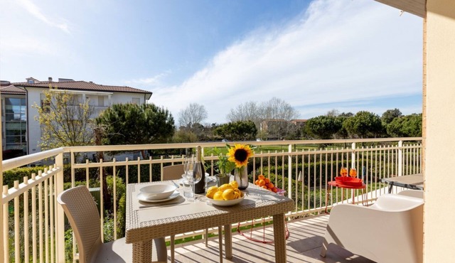 GuestHost - Elegant apartment of 70 sqm, for 4 people, located on the 1st floor with lift of a renovated building, equipped with shared swimming pool and private parking space.The property is located in Calambrone, just 400 mts from the sea. Near the acc