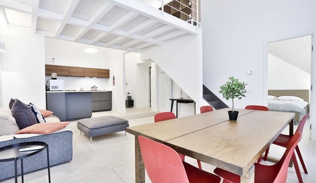 GuestHost - Elegant apartment able to accommodate up to 6 people with three bedrooms and two bathrooms, totally new both in the renovation and in the furnishings and with fine finishes. The accommodation is located in the central area, a few steps from t