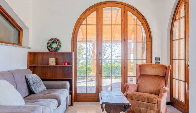 GuestHost - Enchanting and spacious villa on two levels, which in 125 sqm accommodates up to 5 guests with great comfort, being equipped with every type of comfort: two bedrooms and three bathrooms, Jacuzzi tub, large private garden with barbecue and piz