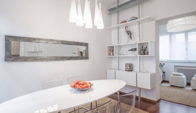 GuestHost - Exclusive apartment of 85 square meters for 4 people, located on the first floor of a building WITHOUT elevator (you have to make the stairs to access). Located in the heart of Padua, a short walk from Piazza delle Erbe, less than 5 min walk