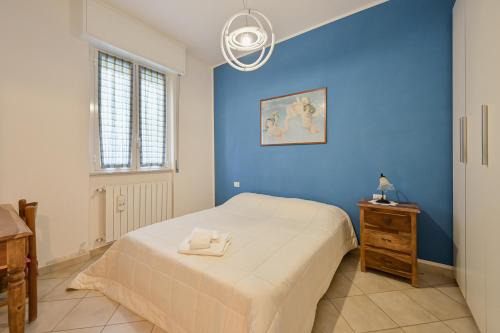 GuestHost - Flora's Home - Cozy Flat with Parking!