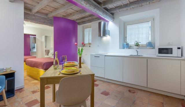 GuestHost - Ferrara Mignon Lilac House