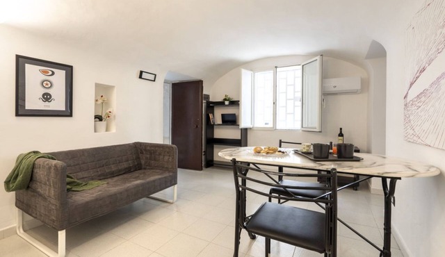 GuestHost - Functional apartment equipped with the main comforts to accommodate up to 3 people. The flat is located in a very central position, in an area equipped with every essential service for a comfortable stay, such as supermarkets, restaurants and