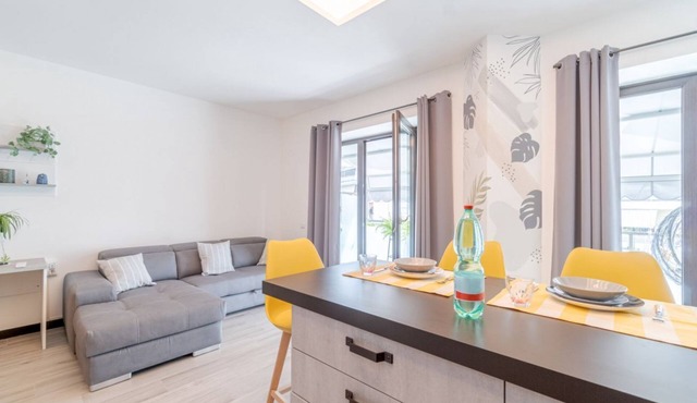 GuestHost - Modern and comfortable apartment ideal for 2 guests located in a residential area of Chiavari, a few steps from the historic center and the beach. The accommodation is equipped with every comfort: equipped terrace, kitchen, washing machine, a