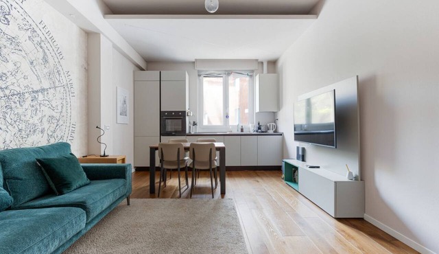 GuestHost - Modern and welcoming 80m2 apartment, ideal for 4 people, located on the mezzanine floor of a building (NO lift) in the Bullona area. The property is located in a strategic area, a few minutes walk from the “Gerusalemme” and “Domodossola