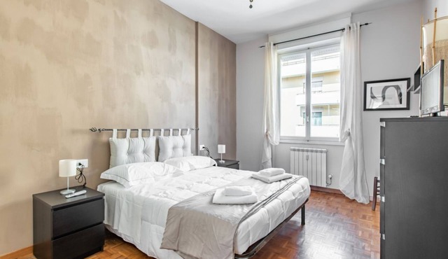 GuestHost - Modern apartment of 80 square meters, which can accommodate up to 4 people, located on the fourth floor of a building with a lift (steps to access). The property is located a few meters from Lungarno and Cascine Park, in an area ideal for wal