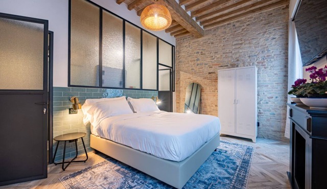 GuestHost - Refined and elegant 55 sq m apartment, accommodating up to 4 people, located on the second floor of a 4-story building with an elevator (with steps).The property is located in Parma's Oltretorrente neighborhood, in a quiet residential area wi