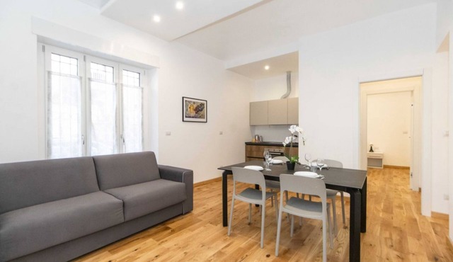 GuestHost - Roomy and comfortable apartment ideal for hosting up to 6 people is located in the Cenisia district, a quiet residential area, near the Turin Polytechnic campus and the Court, 2 km from Porta Susa station, and close to bus and metro lines for