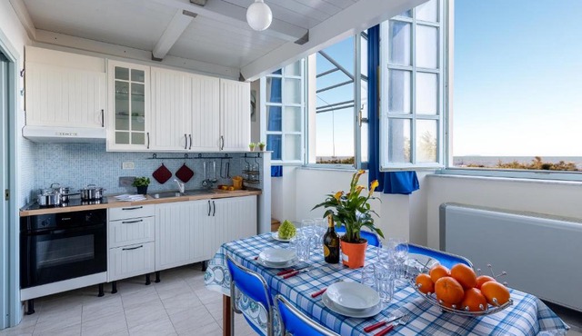 GuestHost - Seaview Flat in front of the Beach