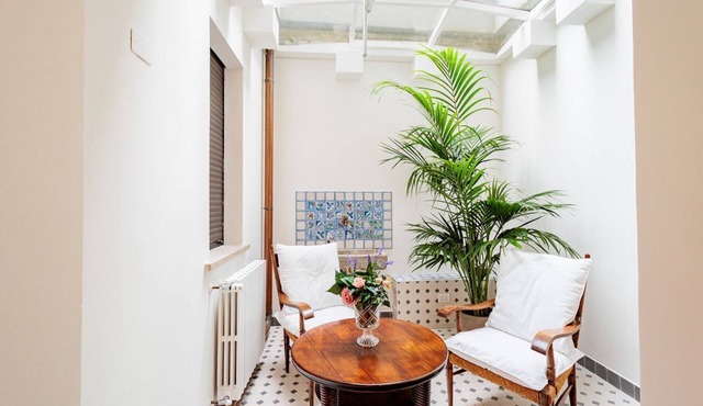 GuestHost - Spacious 100 sqm apartment in the Santa Lucia district of Bergamo, ideal for 4 people. Equipped with air conditioning and wifi, it features an elegant winter garden, perfect for enjoying natural light all year round. Located in a quiet and