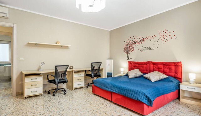 GuestHost - Spacious 100 sqm apartment in Catania, ideal for 8 people, located on the second floor of a building with an elevator (not suitable for disabled individuals). The accommodation features two balconies and is near Villa Bellini, one of the city
