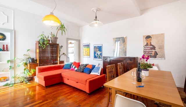 GuestHost - Spacious and bright 105 sqm apartment, accommodating up to 6 people, located on the second floor of a building without an elevator.The property is located in Parma's Oltretorrente neighborhood, a quiet residential area with plenty of amenitie
