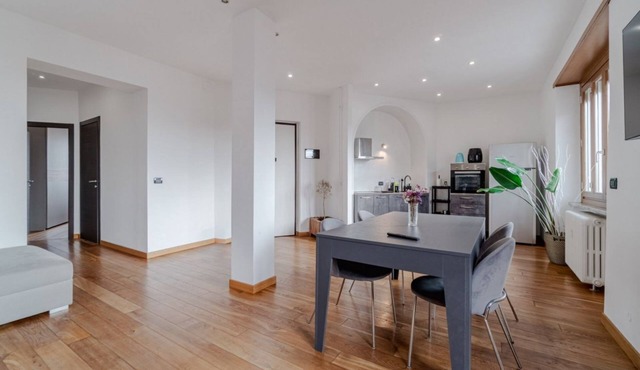 GuestHost - Spacious and bright apartment of approximately 80 square meters, perfect for four people, located on the fifth floor of a building (NO elevator).The property is located in a quiet area and well-connected to the center of Turin by surface tran