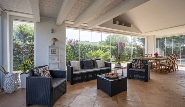 GuestHost - Splendid villa that accommodates 5 people, located in an exclusive residential complex on the hills overlooking the sea of ​Polignano. The villa is bright, with a large veranda and equipped patio to enjoy relaxing moments. Furnished with