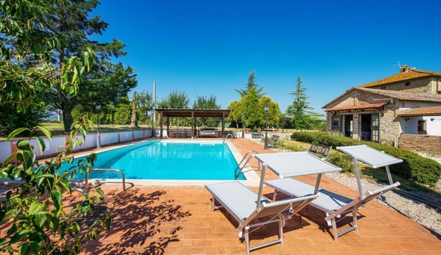 GuestHost - Stunning 340 sqm stone villa, independent, with a large park of over 2500 sqm, ideal for 10 people. Built in the early 1800s as an episcopal residence, later used as a farmhouse, and now restored in a rustic Umbrian-Tuscan style. Nestled in t
