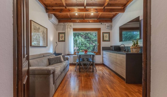 GuestHost - Stunning ground floor apartment in a modern villa, perfect for up to 5 people.Immersed in a charming garden with pine forest and swimming pool, the accommodation is located in a quiet residential area equipped with all services, a short dista