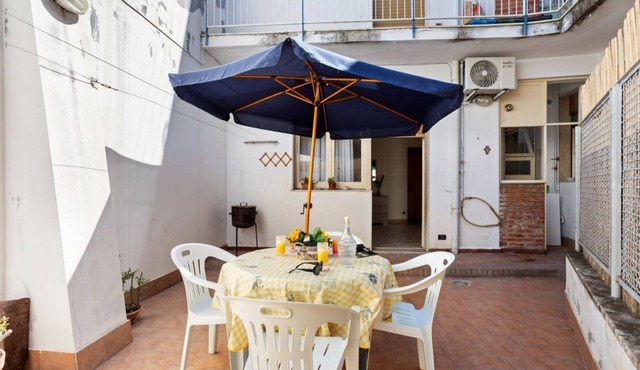 GuestHost - The apartment is located on the first floor of a building without a lift.In 90 square meters of space, it comfortably accommodates 6 people, with two double bedrooms (one of which has direct access to the terrace) and a living room with a dou